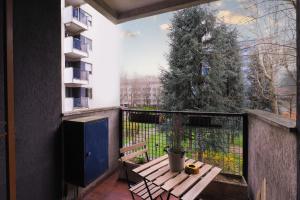 balcón con mesa de madera y ventana en PrimoPiano - Buccinasco en Buccinasco