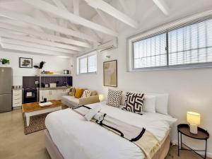 een slaapkamer met een groot bed en een woonkamer bij Unique Studio Close to Promenade in Kaapstad