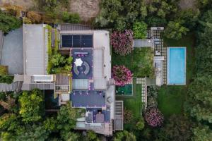 an overhead view of a house with a garden and a pool at Gran Casa Santiago *5 Estrellas All Inclusive LUJO in Santiago