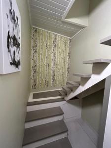 una scala in una casa con un dipinto sul muro di Maison Leloup a Spa