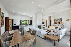 uma sala de estar com mesa e cadeiras em Casa da Terra Branca em Vila Nova de Cacela