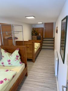Habitación con 2 camas y pasillo. en FeWo Lüttich en Etmissl