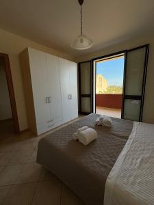 um quarto com uma cama com toalhas em Oasi Kite - Stagnone Apartments em Birgi Vecchi