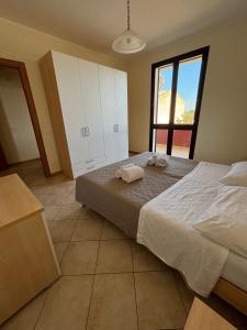 1 dormitorio con 1 cama grande y toallas. en Oasi Kite - Stagnone Apartments en Birgi Vecchi