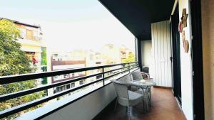 un balcón con 2 sillas y una mesa. en BluO 3BHK CityWalk Mall, MAX Saket -Lift, Balcony., en Nueva Delhi