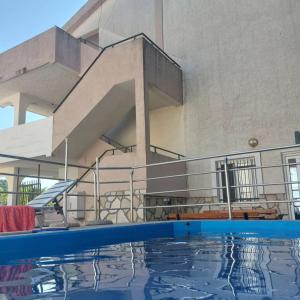 una piscina frente a un edificio en Villa Pavlovic - 30m from the beach, en Kruče