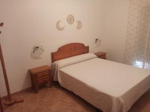 1 dormitorio con 2 camas y 2 mesitas de noche en El Calon, mar y montaña, en Cuevas del Almanzora