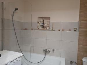 y baño con ducha y bañera. en Apartament w Srebrnym Mieście en Tarnowskie Góry