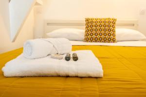 Un pat sau paturi într-o cameră la A quiet cocoon in the heart of Toulouse - Welkeys