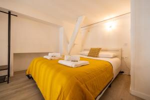 Un pat sau paturi într-o cameră la A quiet cocoon in the heart of Toulouse - Welkeys