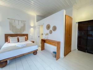 een slaapkamer met een bed en een houten tafel bij NİYAMA MARİNA Butik Hotel in Çeşme