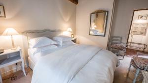 Postel nebo postele na pokoji v ubytování Le Champ des Oiseaux Hôtel & Spa
