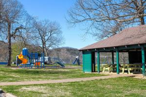 un parque con parque infantil y pabellón en Haysy Hollow, en Golden