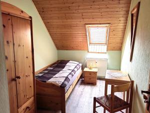 1 dormitorio con 1 cama y 1 mesa en una habitación en Pension Claudia Güldenpfennig, en Tangermünde