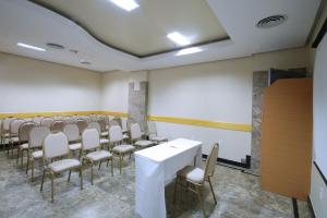 a room with a row of chairs and a white table at Hotel Vermont Ipanema in Rio de Janeiro