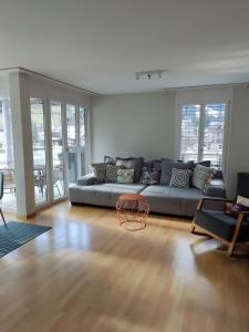 sala de estar con sofá y cesta en Superior Apartment en Engelberg