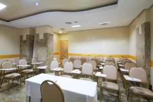 a room with rows of chairs and tables at Hotel Vermont Ipanema in Rio de Janeiro