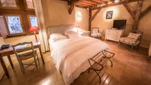 Postel nebo postele na pokoji v ubytování Le Champ des Oiseaux Hôtel & Spa