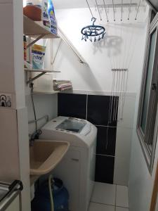 ein kleines Bad mit einer Waschmaschine in der Unterkunft Quarto no Jd. Satélite - Excelente localização na Zona Sul in São José dos Campos