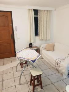 Zimmer mit einem Bett, einem Tisch und einem Stuhl in der Unterkunft Quarto no Jd. Satélite - Excelente localização na Zona Sul in São José dos Campos