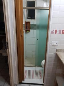 a shower with a glass door in a bathroom at Quarto no Jd. Satélite - Excelente localização na Zona Sul in São José dos Campos