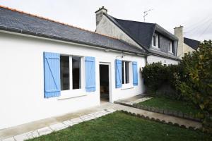 Casa blanca con persianas azules y patio en Maison des Embruns - 2 chambres et Jardin clos, en Saint-Malo