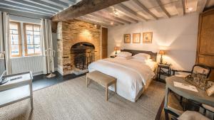 Postel nebo postele na pokoji v ubytování Le Champ des Oiseaux Hôtel & Spa