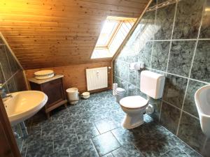 La salle de bains est pourvue de toilettes et d'un lavabo. dans l'établissement Pension Claudia Güldenpfennig, à Tangermünde