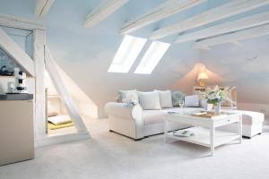 ein Wohnzimmer mit einem weißen Sofa und einem Tisch in der Unterkunft Lübecker Krönchen in Lübeck