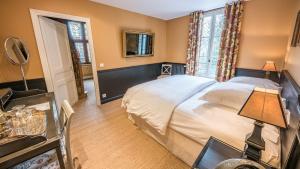 Postel nebo postele na pokoji v ubytování Le Champ des Oiseaux Hôtel & Spa