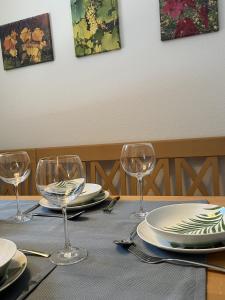 een tafel met borden en wijnglazen erop bij Zur Stadtmama in Endingen