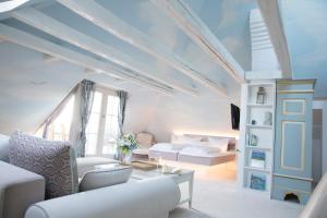 uma sala de estar com mobiliário branco e um tecto em Lübecker Krönchen em Lübeck