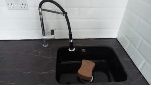 La salle de bains est pourvue d'un lavabo et d'un robinet. dans l'établissement Bike Park 5 miles2-Bed cottage in Merthyr Vale, à Merthyr Tydfil