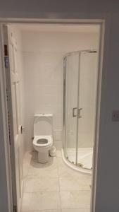 La salle de bains est pourvue d'une douche et de toilettes. dans l'établissement Bike Park 5 miles2-Bed cottage in Merthyr Vale, à Merthyr Tydfil