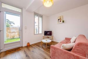 a living room with a couch and a tv at L' Ecume de Montaudry - Terrasse - Albi in Albi