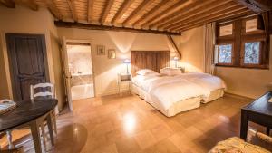 Postel nebo postele na pokoji v ubytování Le Champ des Oiseaux Hôtel & Spa