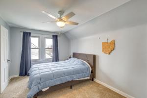 Schlafzimmer mit einem Bett und einem Deckenventilator in der Unterkunft Convenient Cleveland Abode with Office and Home Gym in Cleveland