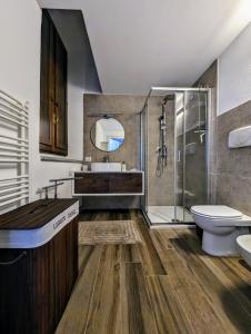 フィリーネ・ヴァルダルノにあるResidence La Poggerinaのバスルーム(シャワー、トイレ、シンク付)