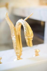 eine Skulptur eines goldenen Objekts auf einem Tisch in der Unterkunft Lübecker Krönchen in Lübeck