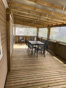 Balkón nebo terasa v ubytování Mobil home neuf 6 p climatisé à Hyères à 200 m de la mer dans camping 4 étoiles