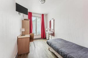 - une chambre avec un lit, un bureau et une télévision dans l'établissement Hotel Tolbiac, à Paris