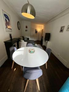 a living room with a white table and chairs at Paris - Appartement 50m2 - Tour Eiffel in Paris