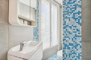 bagno con lavandino e servizi igienici di Hotel Tolbiac a Parigi