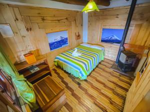 una vista aérea de un dormitorio en una cabaña de madera en Hostería Chukirawa, en Quilotoa