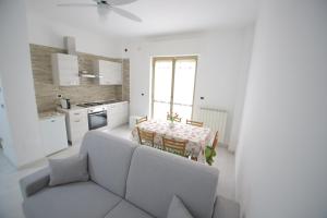 - un salon blanc avec un canapé et une table dans l'établissement Il nascondiglio, à San Ferdinando di Puglia