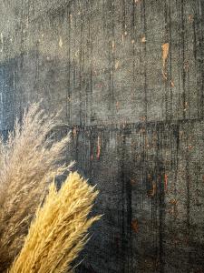 a pair of ears of wheat on a painting at Exklusives Leipzig City Apartment Aurora in Leipzig