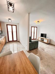 a living room with a table and a couch at Refugio acogedor en Vilaflor in Vilaflor