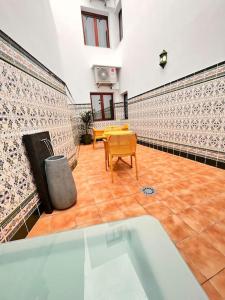 ビラフロールにあるRefugio acogedor en Vilaflorのバスタブ、テーブル、テーブルが備わる客室です。
