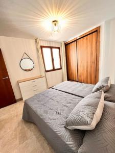 1 dormitorio con 2 camas individuales y ventana en Refugio acogedor en Vilaflor, en Vilaflor
