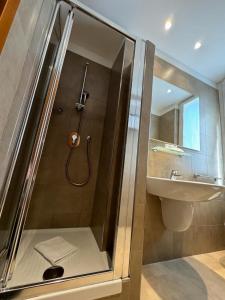 米蘭的住宿－米蘭德勒納澤歐尼酒店，带淋浴和盥洗盆的浴室